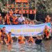 Jurnalis menikmati spot wisata Green Canyon di pantai Minangrua Lampung Selatan. (Foto : ist)