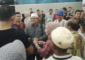 Maulana disambut hangat warga kota Jambi di bandara sepulang ibadah Umroh. (Foto : Rolan - sinarjambi.com)