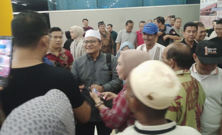 Maulana disambut hangat warga kota Jambi di bandara sepulang ibadah Umroh. (Foto : Rolan - sinarjambi.com)