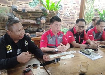 Dari kanan Hafizurahman, Arif Isnadi, Agus Hartono dan Sugio (baju hitam). (Foto : Rolan - sinarjambi.com)