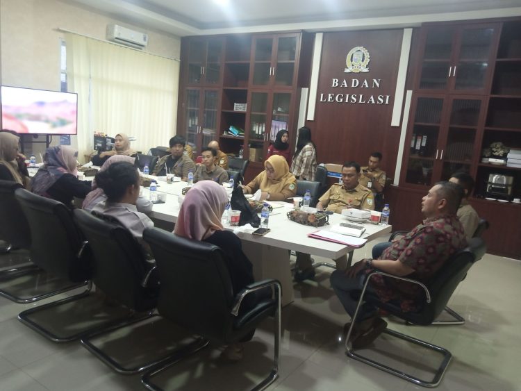 Suasana pertemuan ketua DPRD kota Jambi bersama jurnalis. (Foto : Rolan - sinarjambi.com)