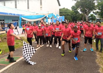 Muttaqin melepas peserta Fun Run SKK Migas Sumbagsel - Pertamina EP Jambi. (Foto : Rolan - sinarjambi.com)