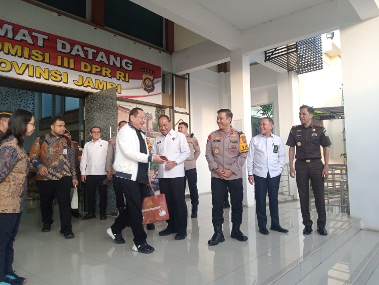 Kapolda Jambi Lepas Keberangkatan Komisi 3 DPR RI di Bandara Sultan Thaha. (Foto : Rolan - sinarjambi.com)