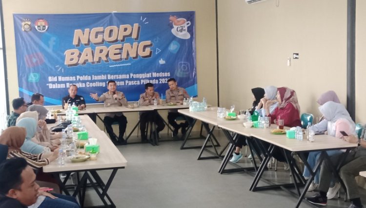 Ngopi Bareng Bidhumas Polda Jambi bersama pers dan penggiat medsos. (Foto : Rolan - sinarjambi.com)