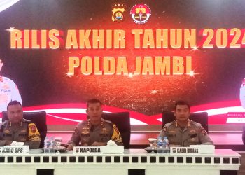 Kapolda Jambi (tengah) bersama Karo Ops dan Kabid Humas. (Foto : Rolan - sinarjambi.com)