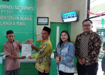 BPN Kota Palangka Raya menyerahkan sertifikat rumah ibadah dan wakaf dengan menggandeng Kemenag setempat. (Foto : BPN Palangka Raya)