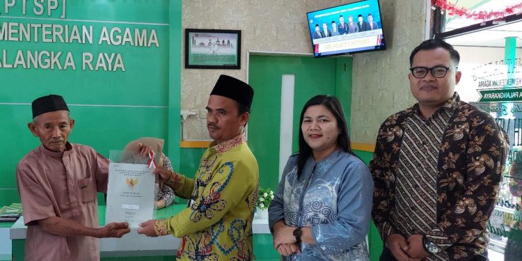 BPN Kota Palangka Raya menyerahkan sertifikat rumah ibadah dan wakaf dengan menggandeng Kemenag setempat. (Foto : BPN Palangka Raya)