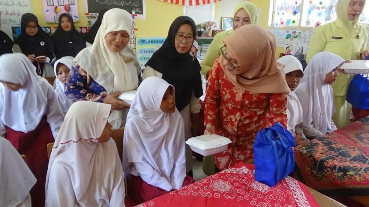 Peringati Hari Ibu ke-96, BKOW Provinsi Jambi Gelar Aksi Sosial Bantu Anak-anak yang Membutuhkan. (Foto : ist)