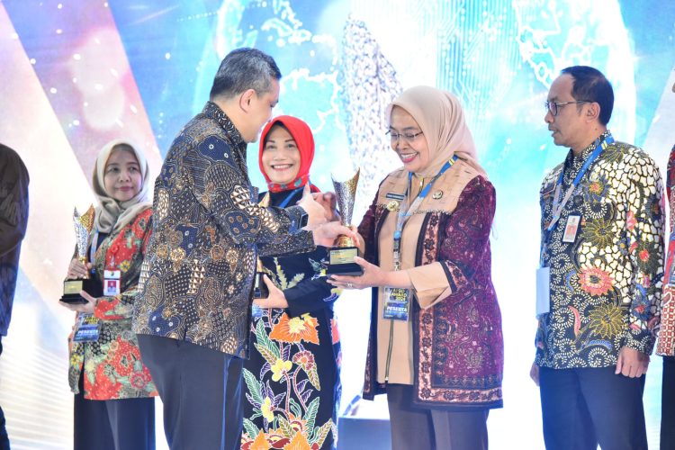 5 Besar Nasional Realisasi Belanja Daerah Tertinggi, Mendagri Anugerahi Pemkot Jambi APBD AWARD'2024. (Foto : ist)