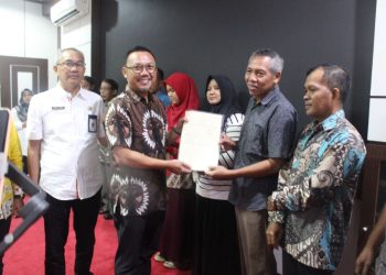 Kepala BPN Kota Palangka Raya Indra Gunawan menyerahkan 10 sertifikat elektronik yang diberikan kepada penerima manfaat, hadir dalam kesempatan tersebut, Pemkot Palangka Raya dan stakeholder terkait. (Foto : BPN Palangka Raya)