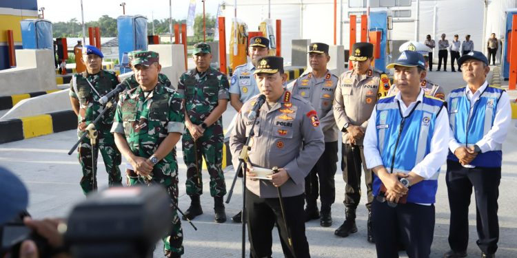 Persiapan Pengamanan Natal-Tahun Baru, Kapolri dan Panglima TNI Tinjau Gerbang Tol Prambanan. (Foto : ist)