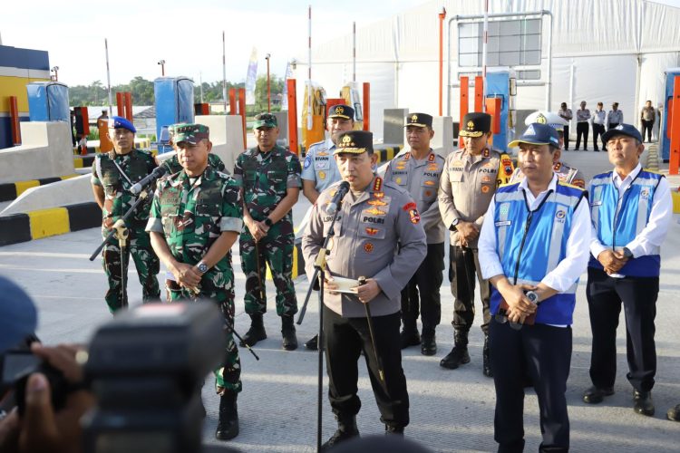 Persiapan Pengamanan Natal-Tahun Baru, Kapolri dan Panglima TNI Tinjau Gerbang Tol Prambanan. (Foto : ist)