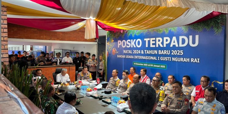 Kapolri - Panglima TNI Tinjau Posko Terpadu Operasi Lilin 2024 di Bandara I Gusti Ngurah Rai. (Foto : ist)