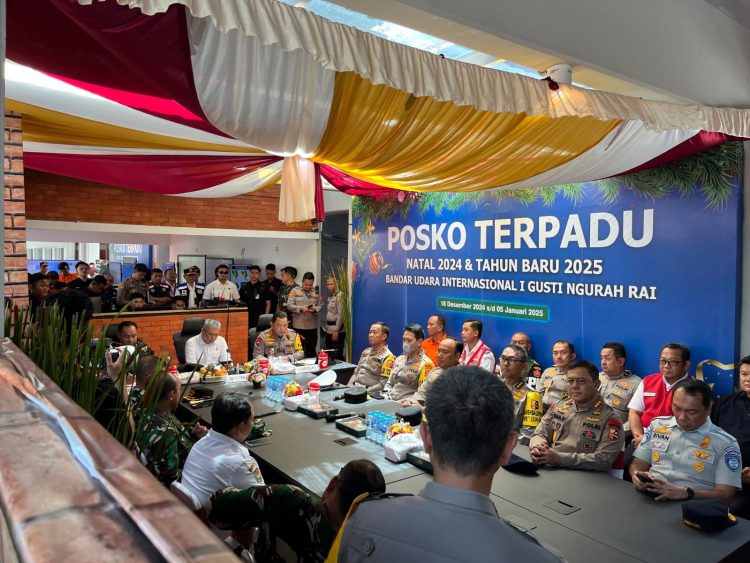 Kapolri - Panglima TNI Tinjau Posko Terpadu Operasi Lilin 2024 di Bandara I Gusti Ngurah Rai. (Foto : ist)