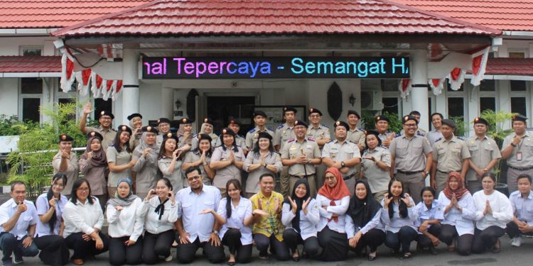 Foto bersama jajaran BPN Kota Palangka Raya, Kalimantan Tengah usai melangsungkan apel pagi. (Foto : BPN Palangka Raya)