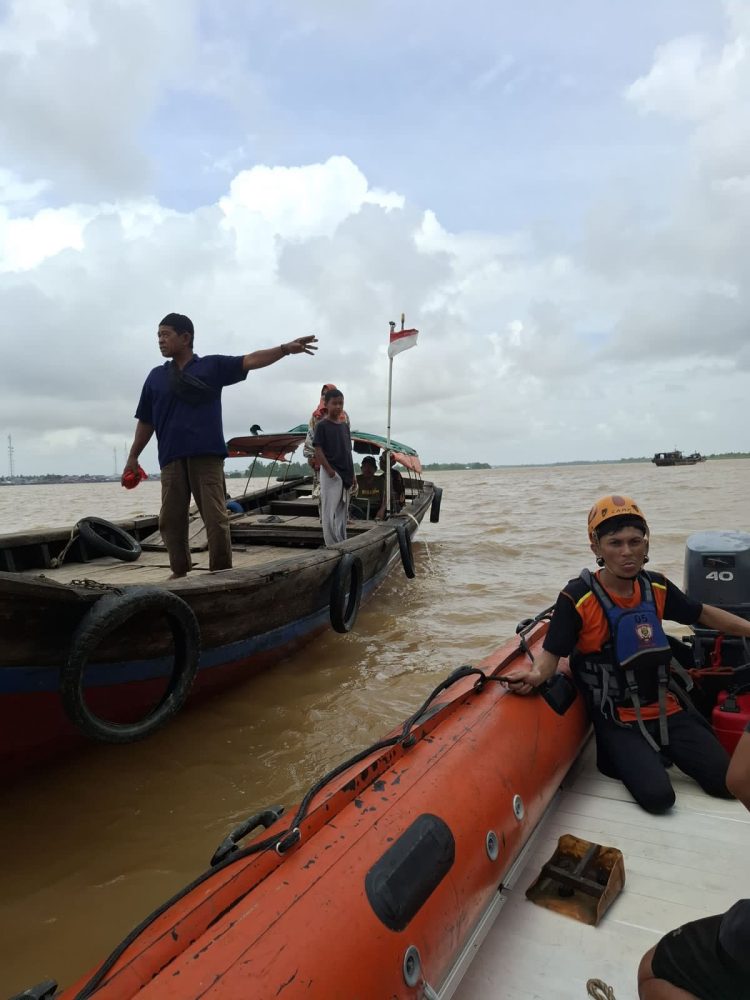 2 ABK Terjatuh dari Pompong Muatan Sawit, 1 Dinyatakan Hilang. (Foto : ist)