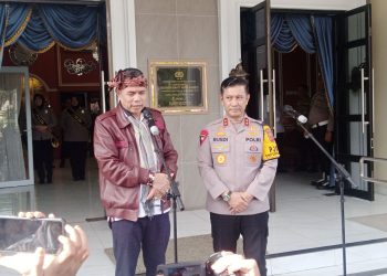 Hinca Panjaitan dan Rusdi Hartono usai kunker komisi 3 DPR RI di Polda Jambi. (Foto : Rolan - sinarjambi.com)