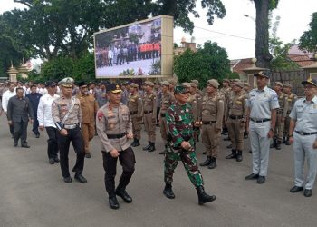 Danrem Gapu, Kapolda Jambi serta forkopimda mengecek pasukan apel. (Foto : Rolan - sinarjambi.com)