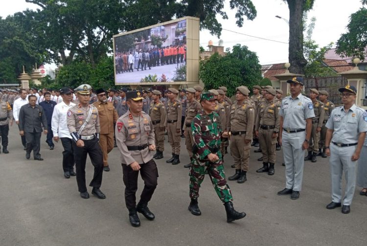 Danrem Gapu, Kapolda Jambi serta forkopimda mengecek pasukan apel. (Foto : Rolan - sinarjambi.com)