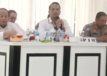 Andri Ananta Yudhistira (tengah) saat menyampaikan kepastian pemanggilan Wali Kota Sungai Penuh Ahmadi Zubir. (Foto : Rolan - sinarjambi.com)