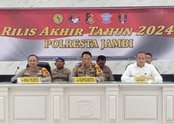 Kapolresta Jambi (tengah) didampingi Wakapolresta dan Kasat Reskrim. (Foto : Rolan - sinarjambi.com)