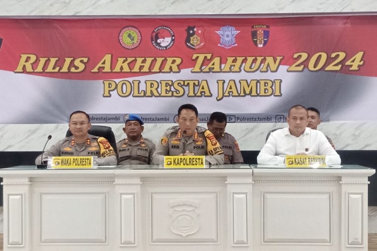 Kapolresta Jambi (tengah) didampingi Wakapolresta dan Kasat Reskrim. (Foto : Rolan - sinarjambi.com)