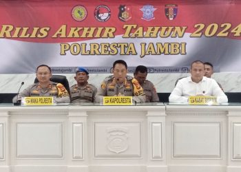 Kapolresta Jambi (tengah) didampingi Wakapolresta Jambi dan Kasat Reskrim. (Foto : Rolan - sinarjambi.com)