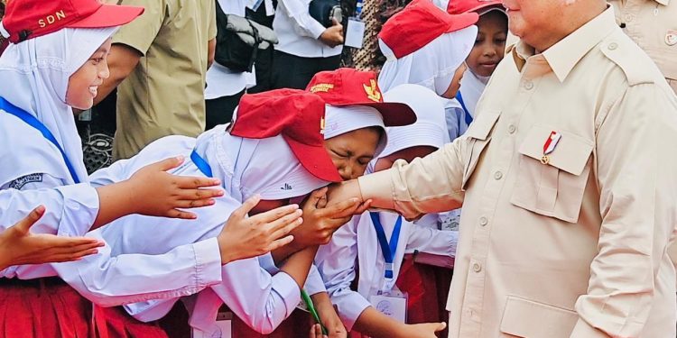 Presiden Prabowo Targetkan Seluruh Anak Dapat Akses Makan Bergizi Gratis pada Akhir 2025. (Foto : BPMI Setpres)