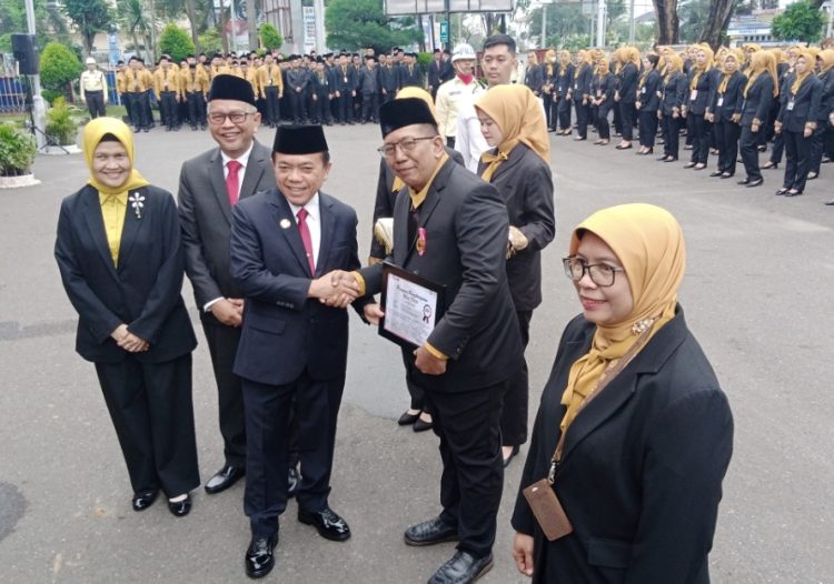 Pada HUT ke-62 Bank Jambi, Gubernur Jambi Al Haris minta terus berikan pelayanan terbaik kepada masyarakat. (Foto : Rolan - sinarjambi.com)