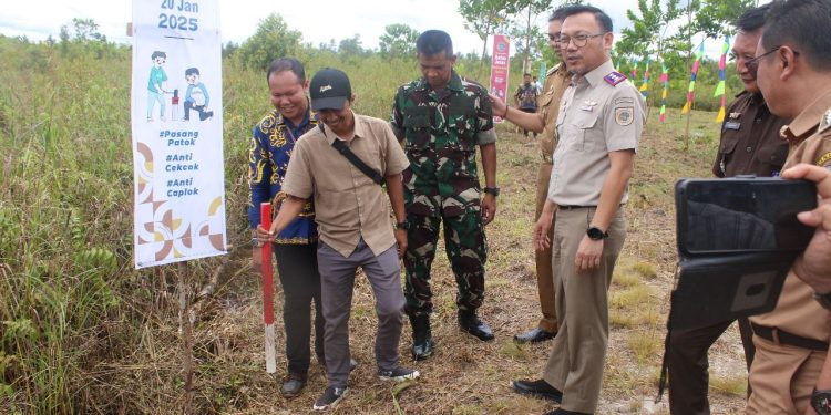 Kepala BPN Kota Palangka Raya Indra Gunawan bersama jajajar Pemerinah Provinsi Kalimantan Tengah dan stakestakeholder terkait hadir dalam peluncuran serentak Gerakan Masyarakat Pemasangan Tanda Batas Tanah (Gemapatas) Tahun 2025 di Kelurahan Bukit Tunggal, Senin 20 Januari 2025. (Foto : BPN Palangka Raya)