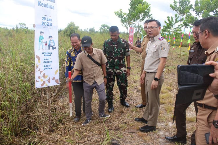 Kepala BPN Kota Palangka Raya Indra Gunawan bersama jajajar Pemerinah Provinsi Kalimantan Tengah dan stakestakeholder terkait hadir dalam peluncuran serentak Gerakan Masyarakat Pemasangan Tanda Batas Tanah (Gemapatas) Tahun 2025 di Kelurahan Bukit Tunggal, Senin 20 Januari 2025. (Foto : BPN Palangka Raya)