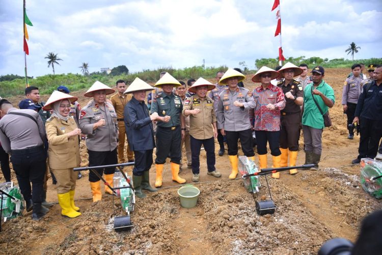 Bersama Gubernur, Kapolda, Danrem dan Kapolresta, Pj Wali Kota Hadiri Penanaman Jagung Serentak 1 Juta Hektar. (Foto : ist)