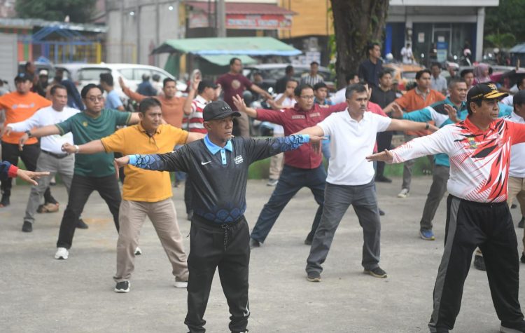 Pemkab Merangin dan Forkopimda Senam Massal di RTH Pasar Bawah. (Foto : ist)