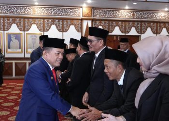 Lantik Kepala Sekolah dan Pejabat Fungsional, Gubernur Al Haris Dorong Maksimalkan Program Pengembangan SDM. (Foto : ist)