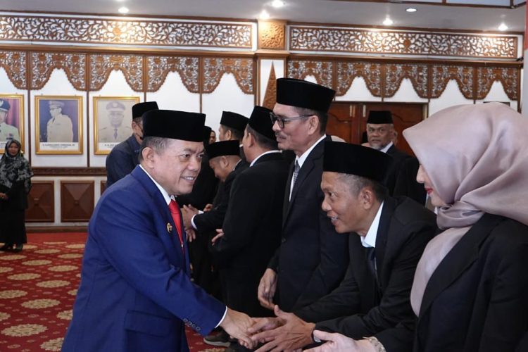 Lantik Kepala Sekolah dan Pejabat Fungsional, Gubernur Al Haris Dorong Maksimalkan Program Pengembangan SDM. (Foto : ist)