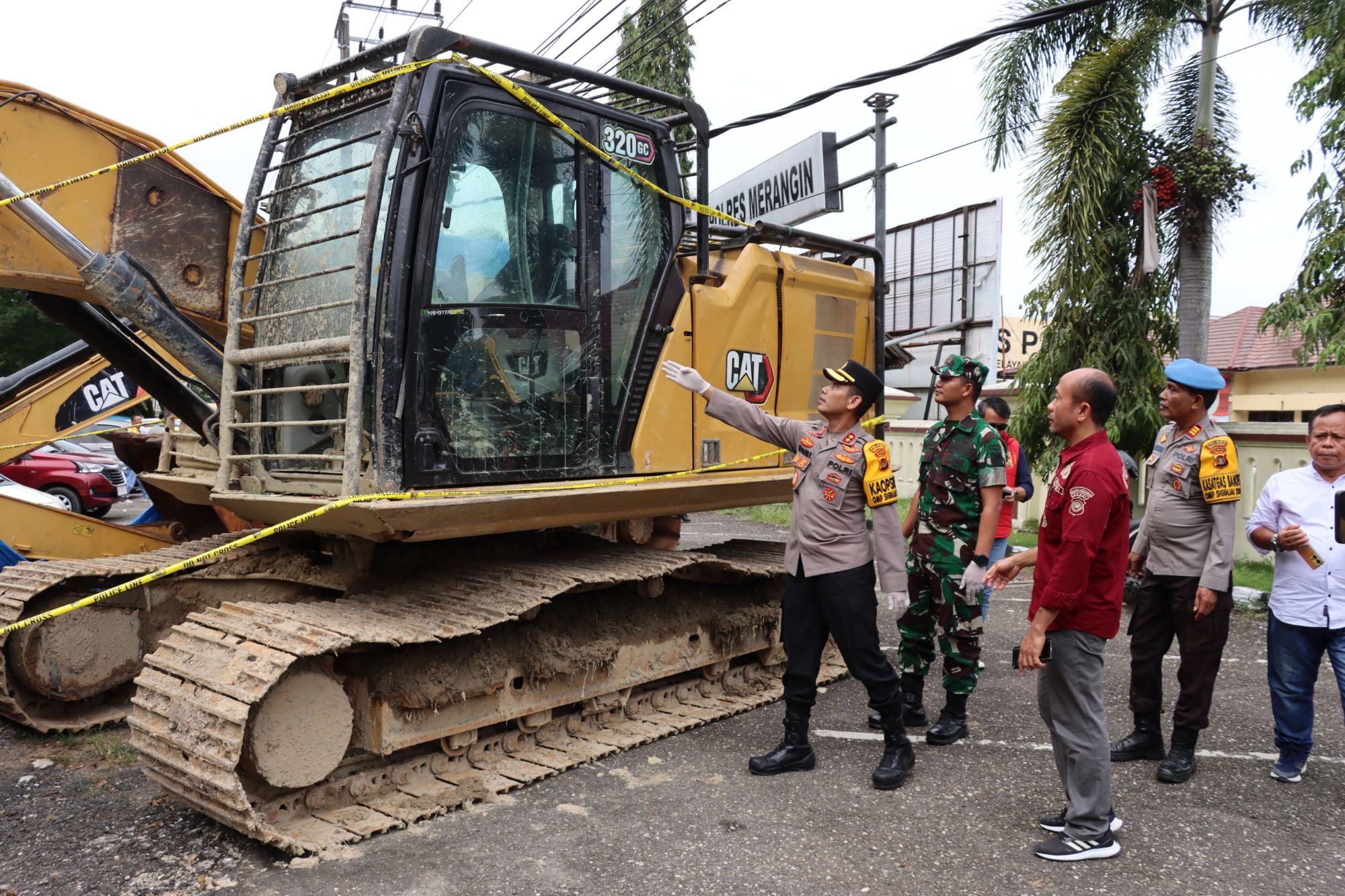 Gercep Polres Merangin, 8 Tersangka Diamankan - 1 Unit Alat Berat Disita. (Foto : ist)