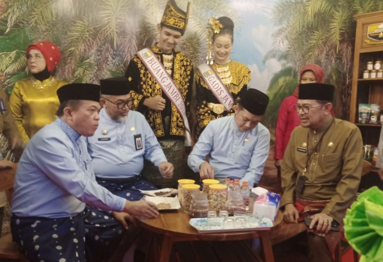 Bazaar HUT Ke-68 Jambi, Gubernur Al Haris Minta Pelaku Usaha Berani Tampil Pamerkan Produknya. (Foto : Rolan - sinarjambi.com)