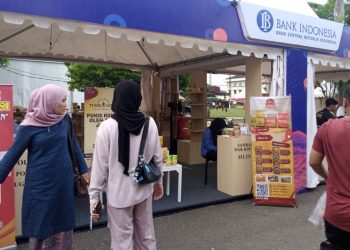 Stand BI Jambi diminati pengunjung. (Foto : Rolan - sinarjambi.com)