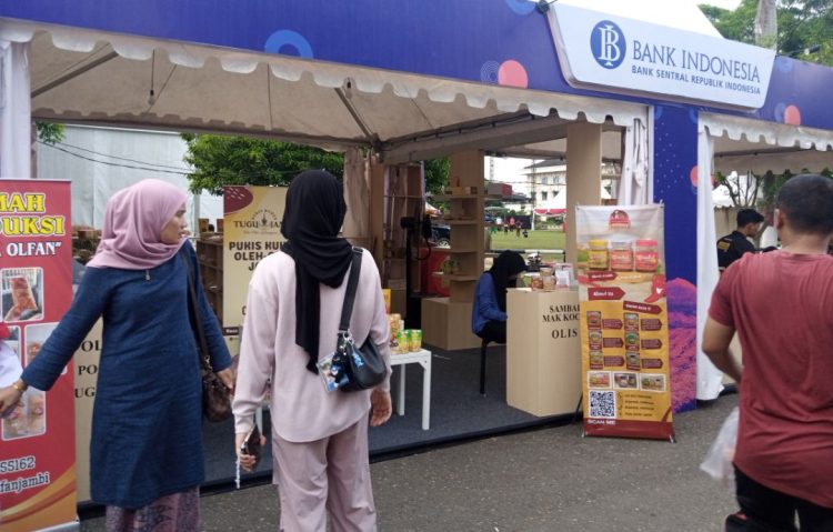 Stand BI Jambi diminati pengunjung. (Foto : Rolan - sinarjambi.com)