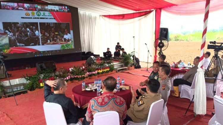 Kapolda - Wakapolda  Jambi Ikuti Virtual Penanaman Jagung Serentak 1 Juta Hektar oleh Mentan dan Kapolri. (Foto : Rolan - simarjambi.com)