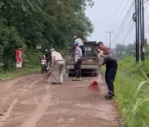 Personel SPN Polda Jambi Timbun Pasir di Jalan Licin Akibat Tumpahan Minyak. (Foto : ist)