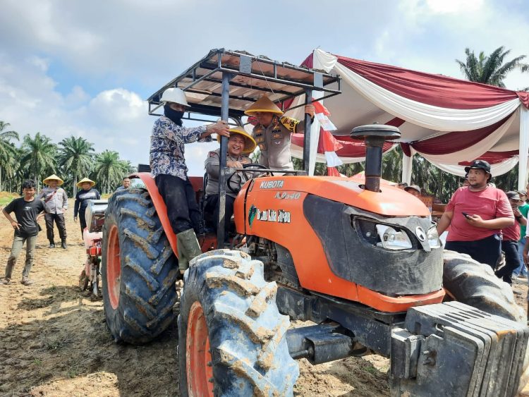 Wakapolda Jambi Tanam Bibit Jagung dengan Alat Modern. (Foto : ist)