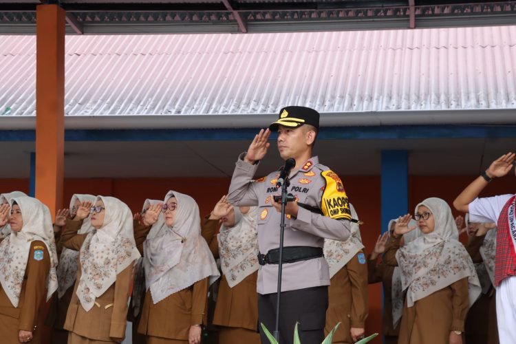 Sambangi Sekolah, Ini Pesan Kapolres Merangin. (Foto : ist)