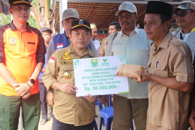 Gubernur Al Haris Serahkan Bantuan Sosial Korban Kebakaran Rumah di Desa Sungai Itik. (Foto : ist)