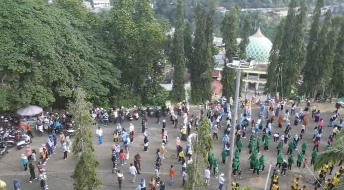 Pj Bupati dan Masyarakat Senam di Kawasan Jam Gento. (Foto : ist)