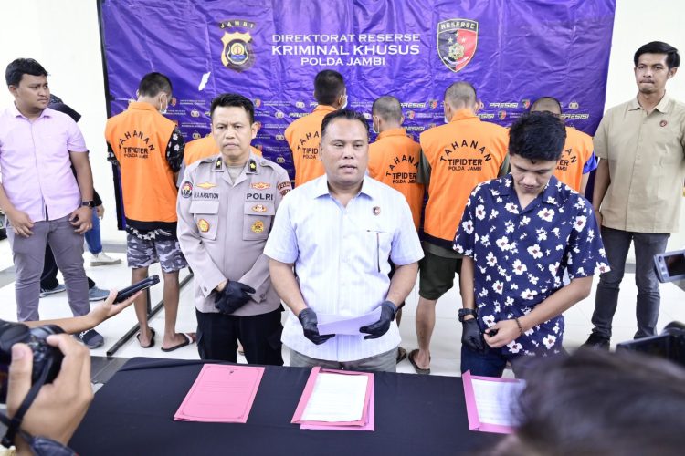 Ditreskrimsus Polda Jambi Ciduk 6 Penambang Minyak Ilegal. (Foto : ist)