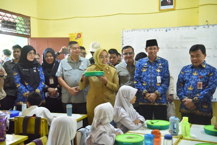 Pj Wali Kota Tinjau Pelaksanaan Makan Bergizi Gratis Di Kota Jambi. (Foto : ist)