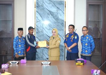 Serahkan Bantuan Bencana, Pj Wali Kota : Hati-hati Bencana Bisa Terjadi Karena Kelalaian. (Foto : ist)