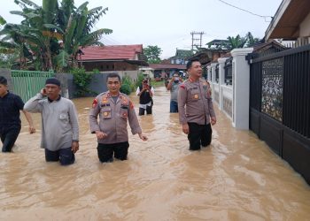 Kapolresta Jambi Berjalan Kaki Terobos Banjir Beri Himbauan ke Warga. (Foto : ist)