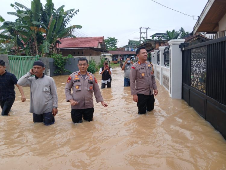 Kapolresta Jambi Berjalan Kaki Terobos Banjir Beri Himbauan ke Warga. (Foto : ist)